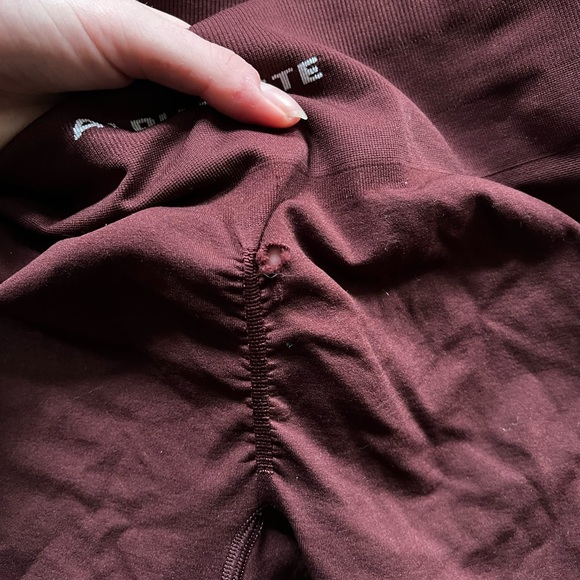 Alphalete Amplify Scrunch Leggings in Sangria FLAW! - Picture 2 of 3